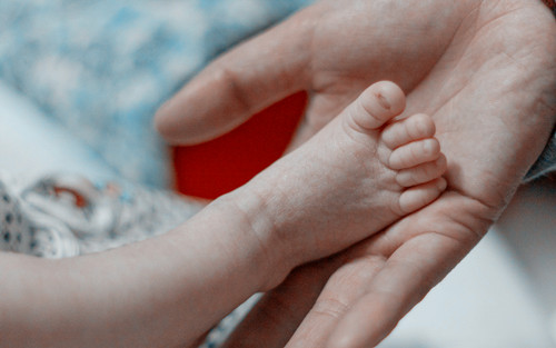 婴儿肚子上面有一块白石怎么回事